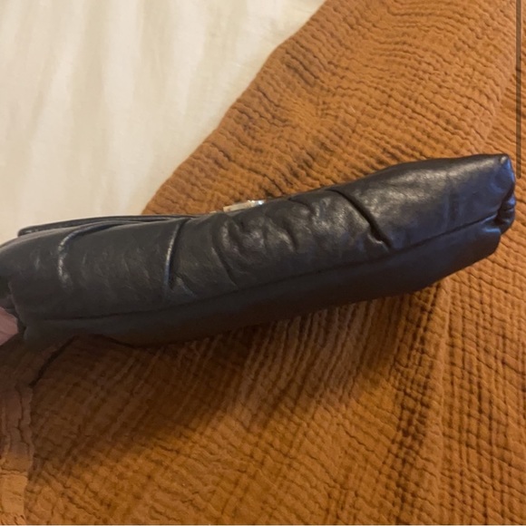 Henri Bendel✨Push Lock convertible clutch/crossbody - Picture 4 of 10